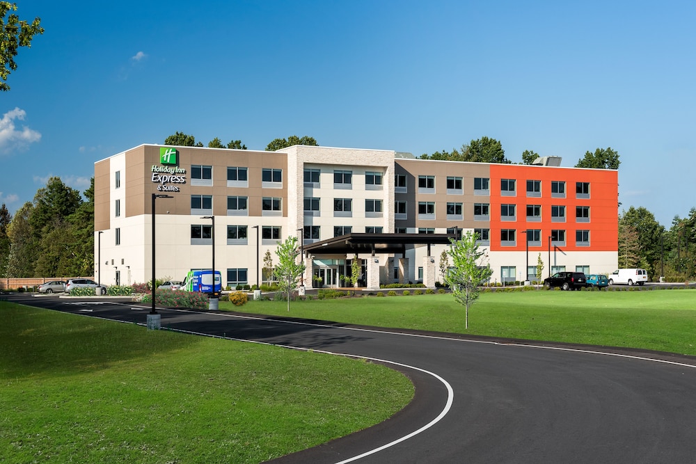 Holiday Inn Express & Suites Queensbury - Lake George Area 3/71