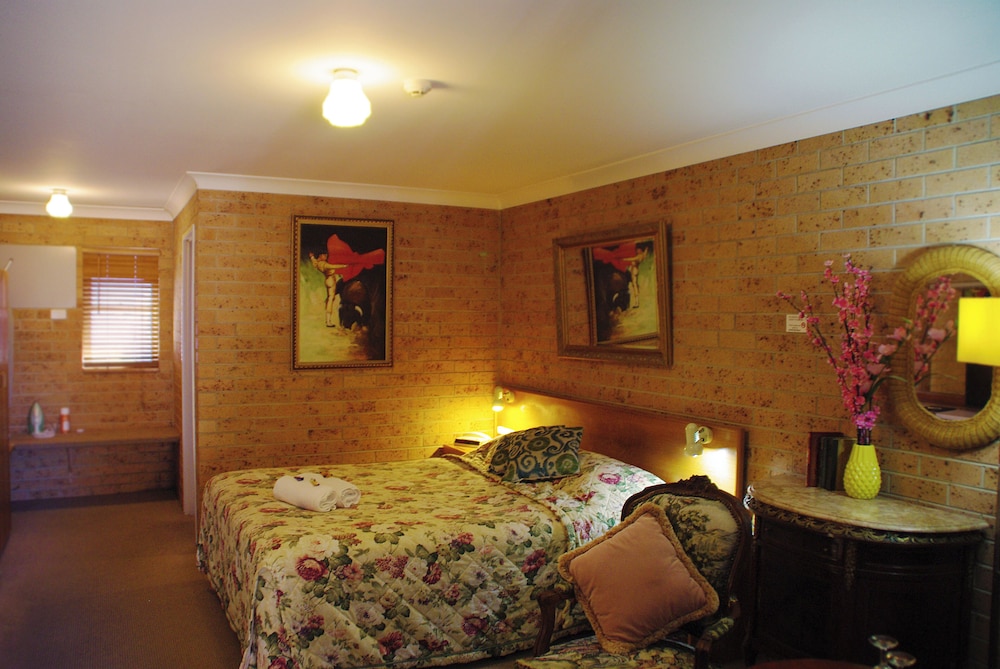 WHITE LANTERNS MOTEL 32/60