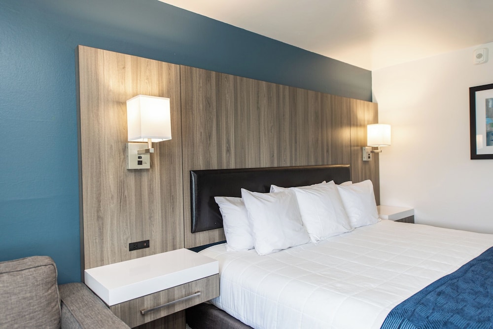 Oyster Bay Inn & Suites 36/70