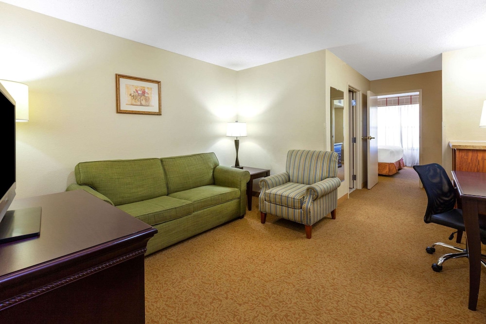 AmericInn by Wyndham Iron Mountain 34/51