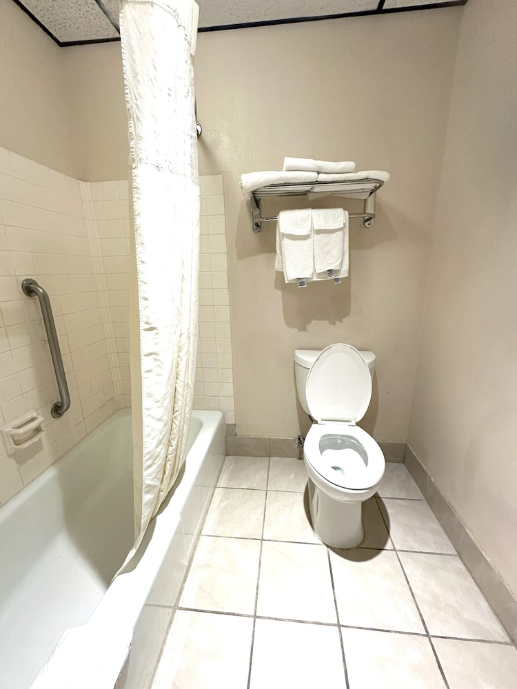 Standard, 2 Queen Beds, Pet Friendly, Wyndham Garden Salina Conference Center 4/10