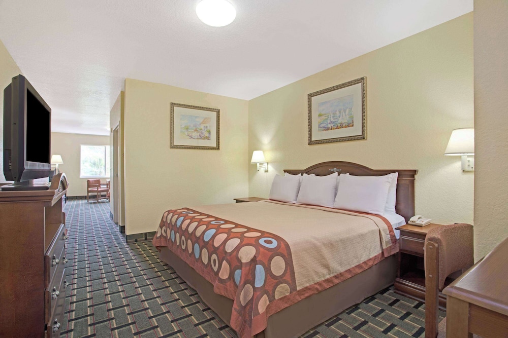 Super 8 by Wyndham Daytona Beach photo5