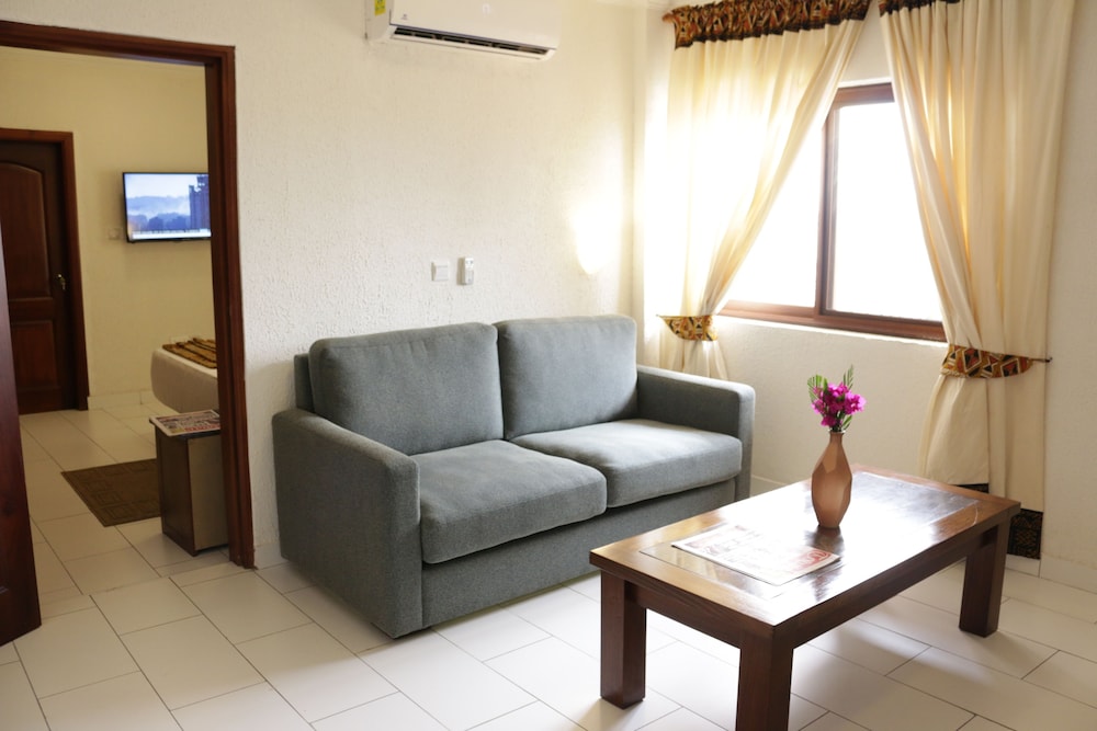 Coconut Grove Sakumono Hotel 14/18