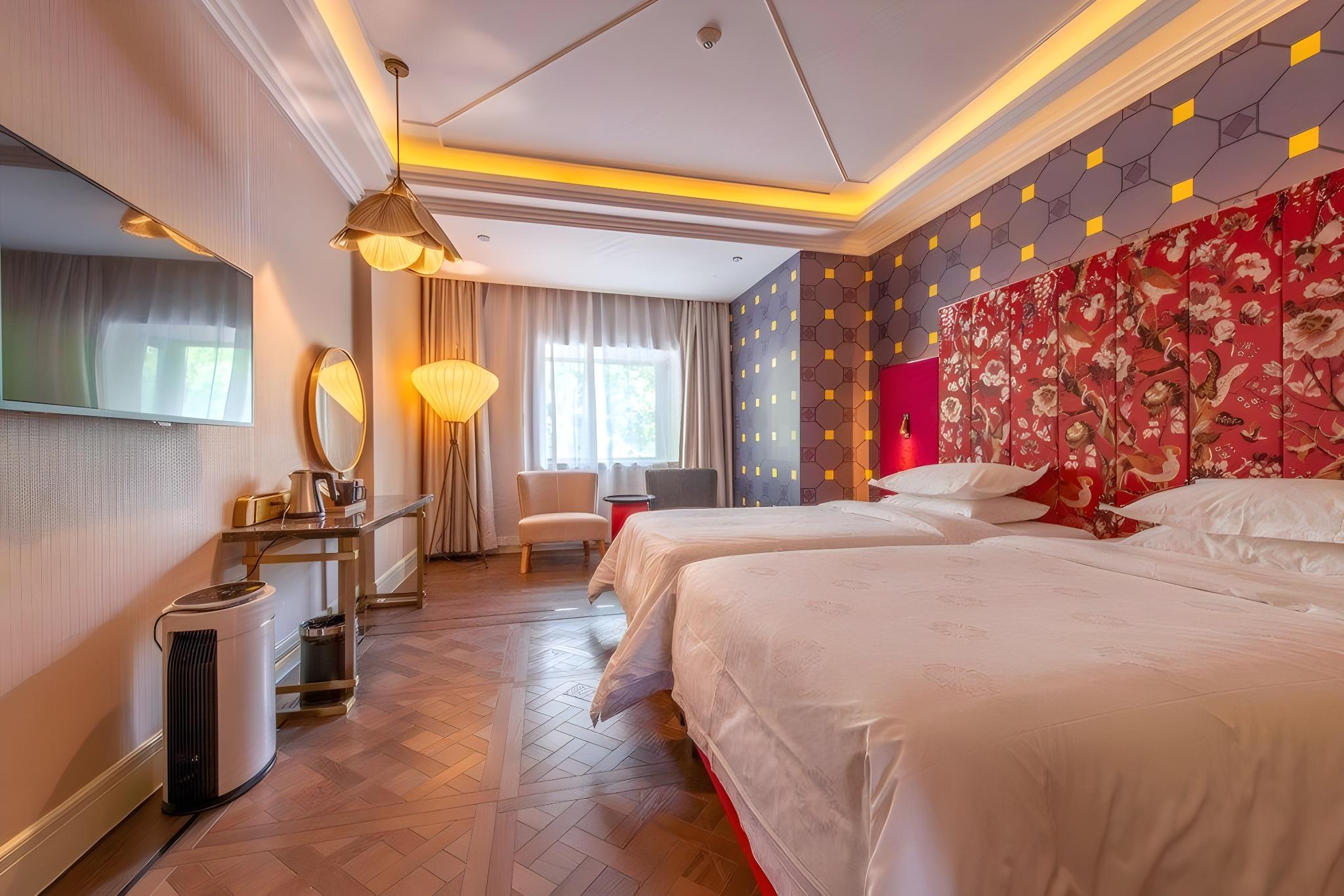 Metropolitan, Twin Beds, City View