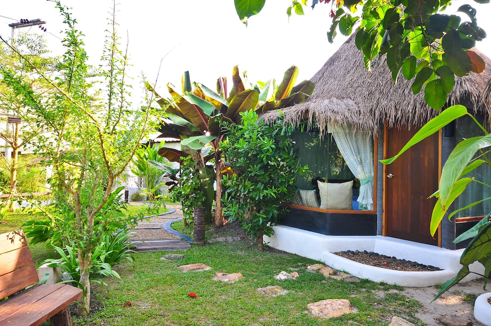 Cafe@Luv22 Guest House 57/67