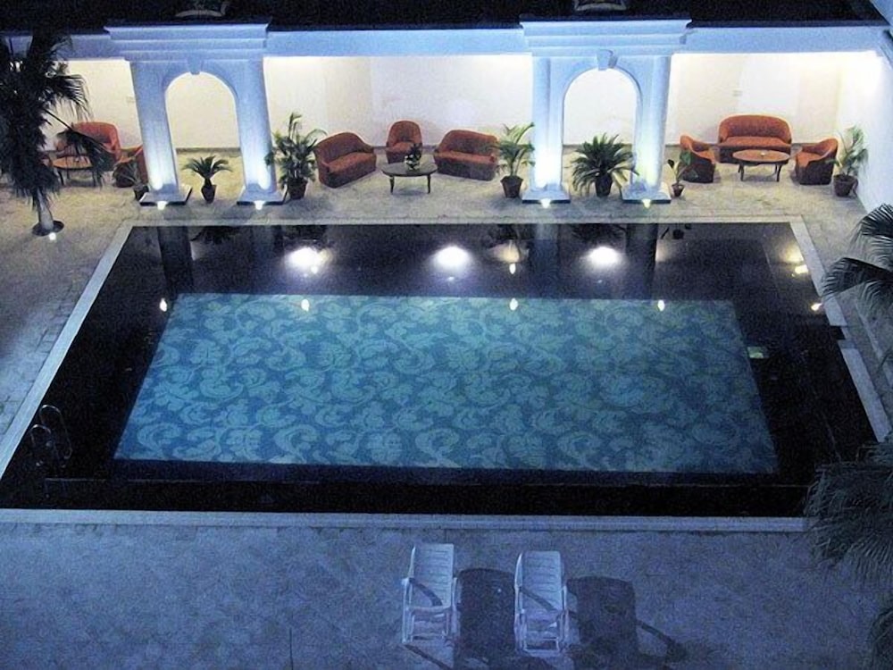Ritz Plaza 4/50