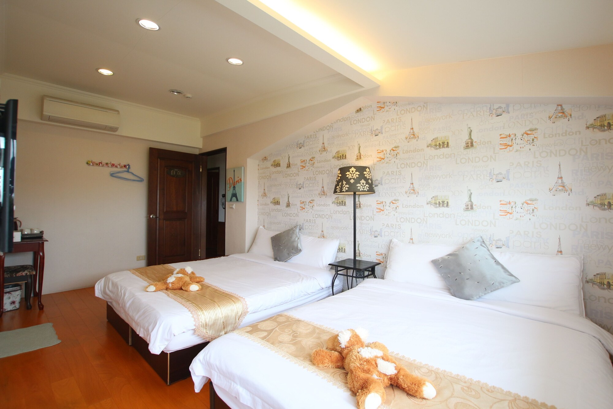 ROOM, QUADRUPLE