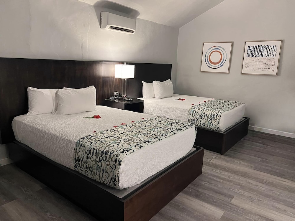 SUITE, 2 QUEEN BEDS, WATER FRONT