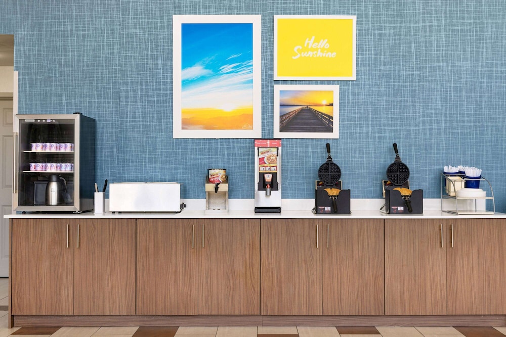 Days Inn & Suites by Wyndham Savannah Midtown 43/56