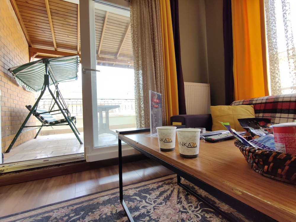 جناح فاخر بسرير كوين بشرفة مع أريكة، Concept House 4/7