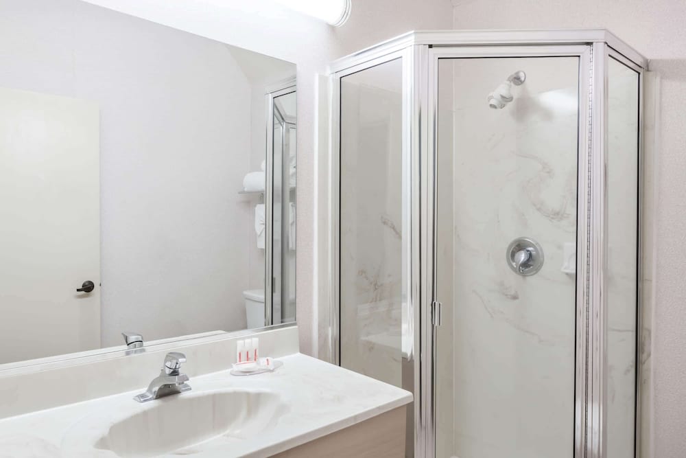 Ramada by Wyndham Bakersfield North 10/44