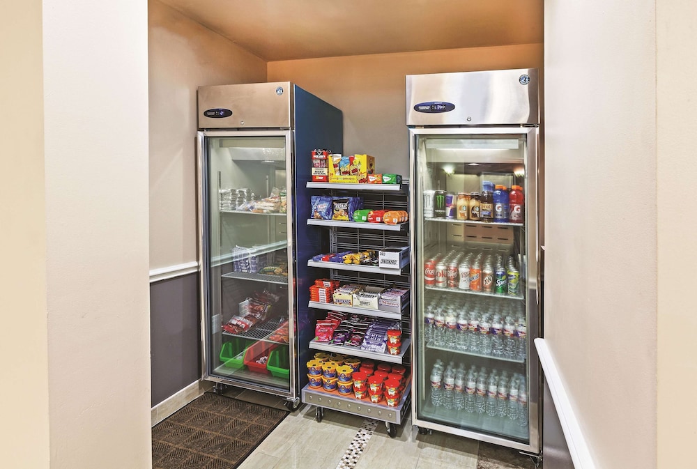 La Quinta Inn and Suites by Wyndham Granbury 56/62