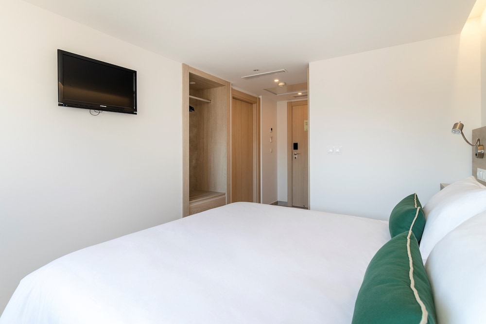 Halley Hotel & Apartments Affiliated by Melia 12/36