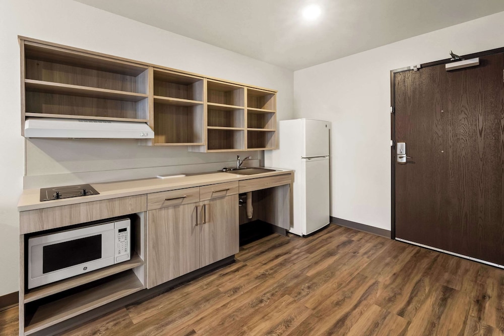 غرفة بسرير كينج مع أريكة لذوي الإعاقة، WoodSpring Suites Easton Nazareth 2/3