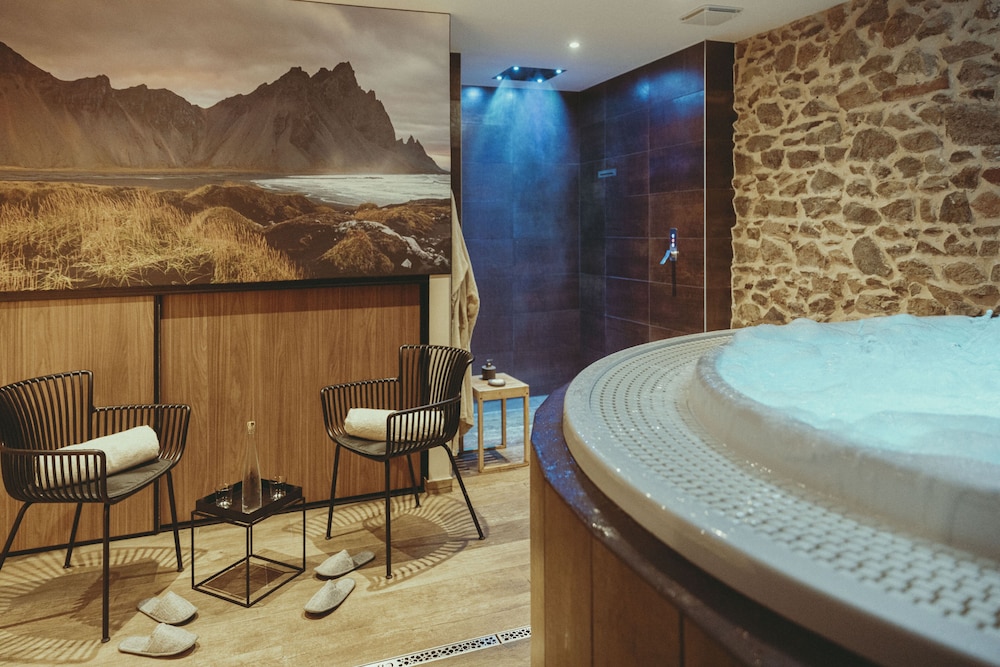 AUBERGE DE CLOCHEMERLE 33/54
