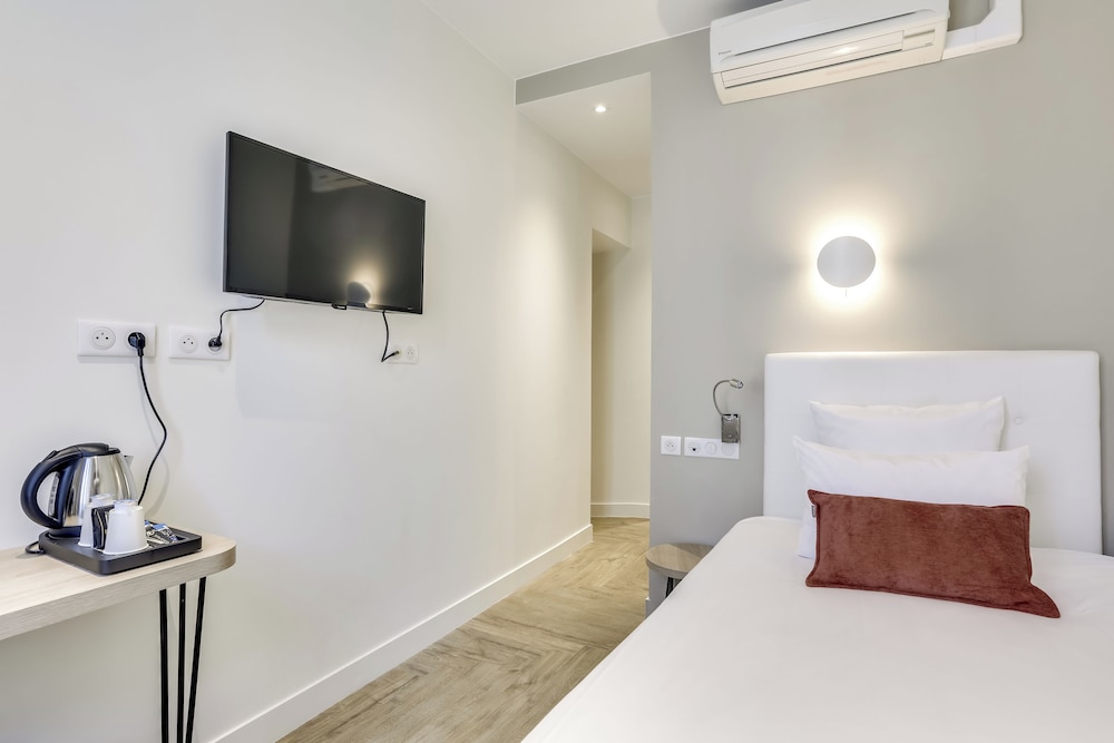 ROOM, SINGLE