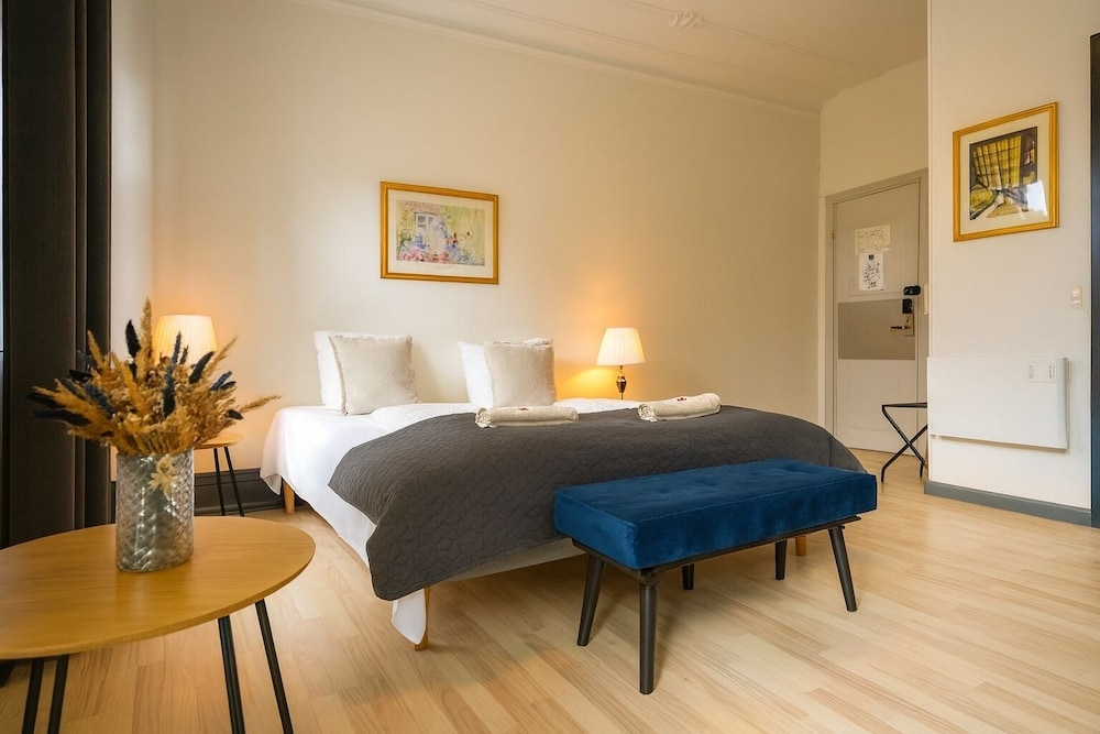 جناح جونيور، Hotel Amager 8/10