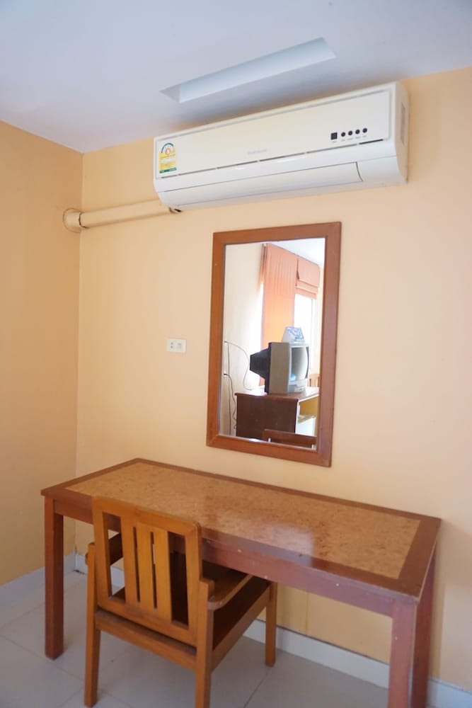 SRI CHUMPHON HOTEL 27/35