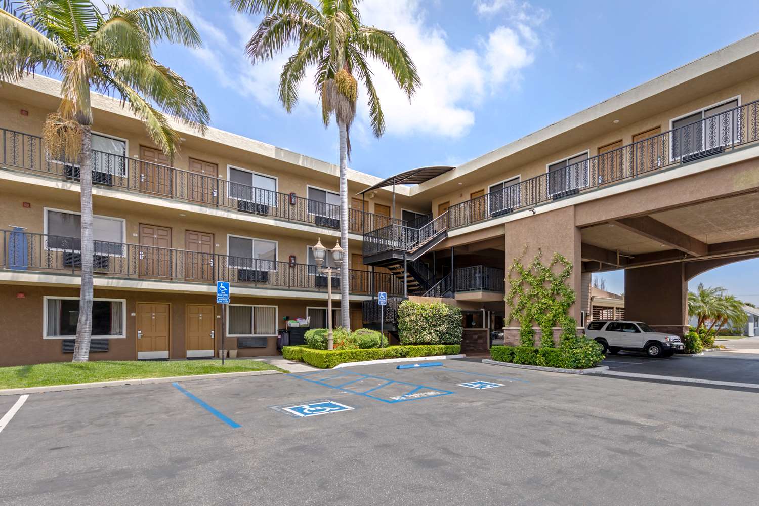 Quality Inn Suites Anaheim Maingate 22/24
