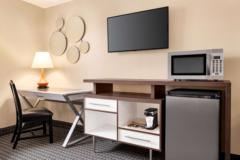 Howard Johnson By Wyndham Gravenhurst 45/57