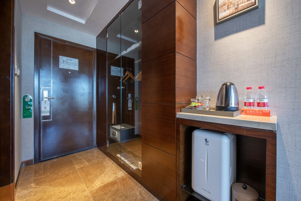 L Hotel Changsheng 61/62