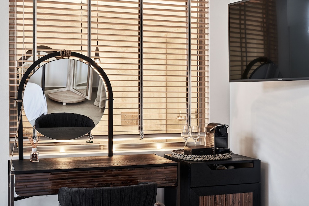 Volcano Luxury Suites Milos 50/50