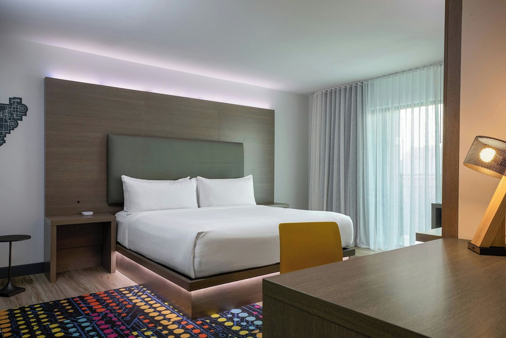 ROOM, KING BED, ACCESSIBLE