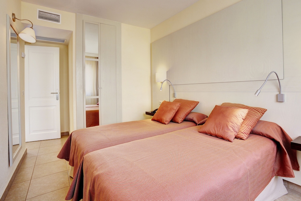 2 Bedrooms, Apartment, 4 Beds, Partial Sea View, Sofa, Terrace