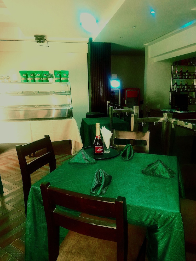 Oakspring Hotel &amp; Luxury Suites 42/50