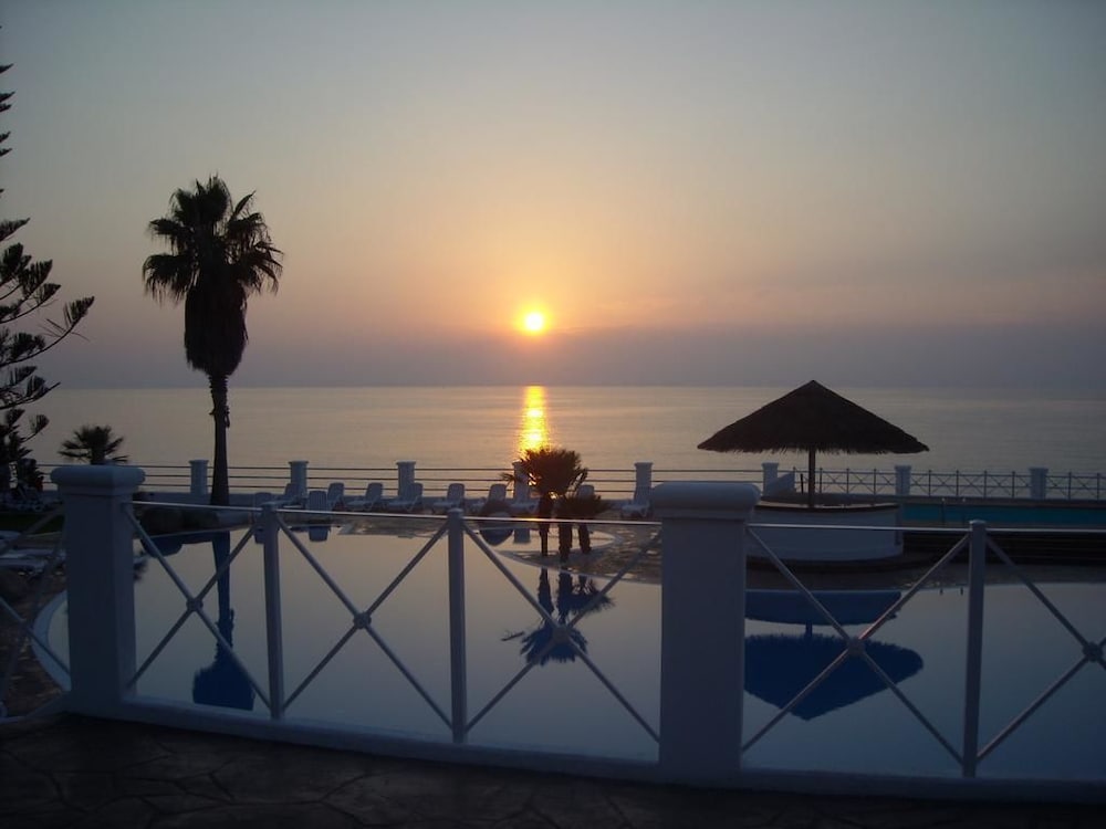 Cala Petrosa Resort. 49/55