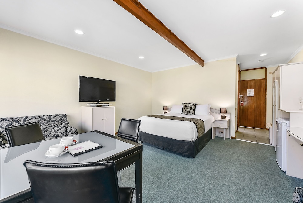 WILLIAM MACINTOSH MOTOR LODGE 17/31