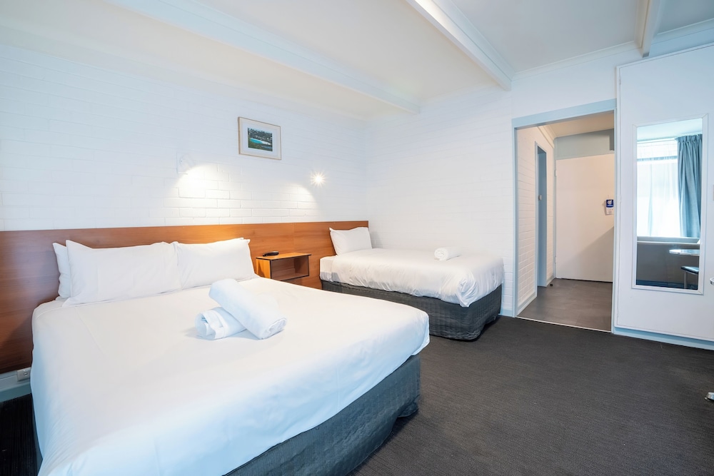 Room, 1 Queen and 1 Single Bed, Pool Side