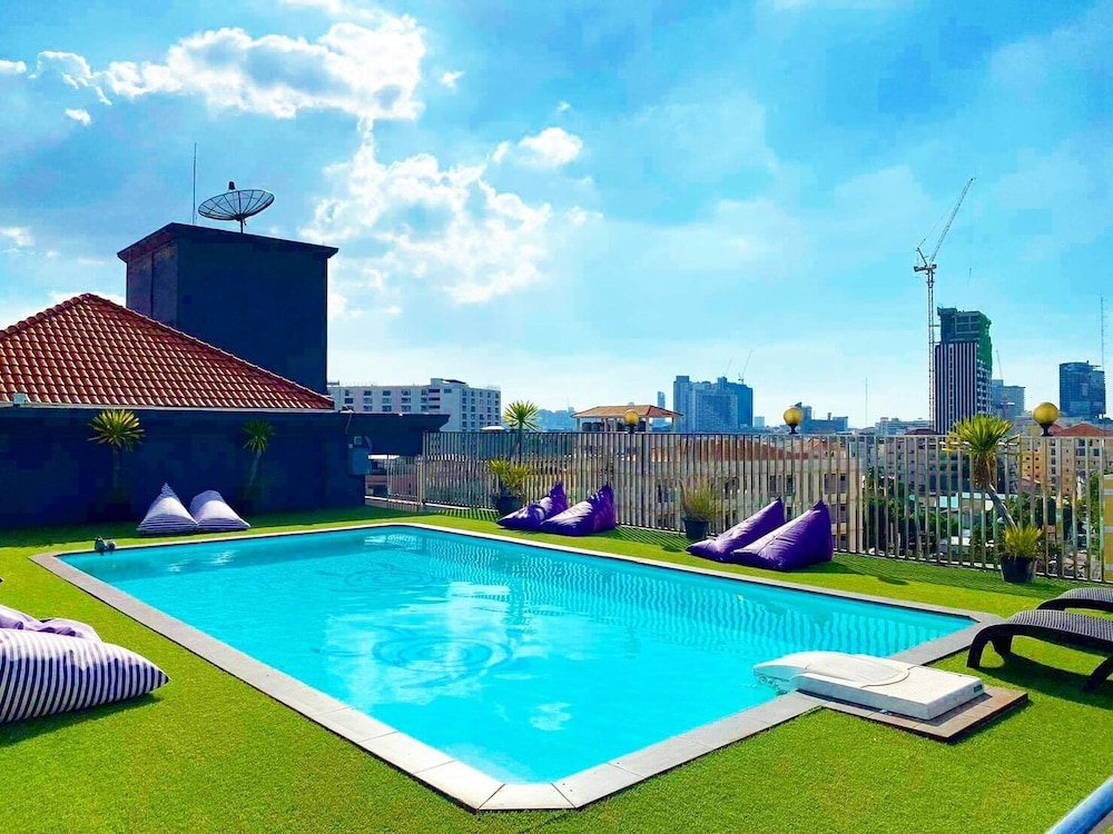 EMBRYO HOTEL photo1