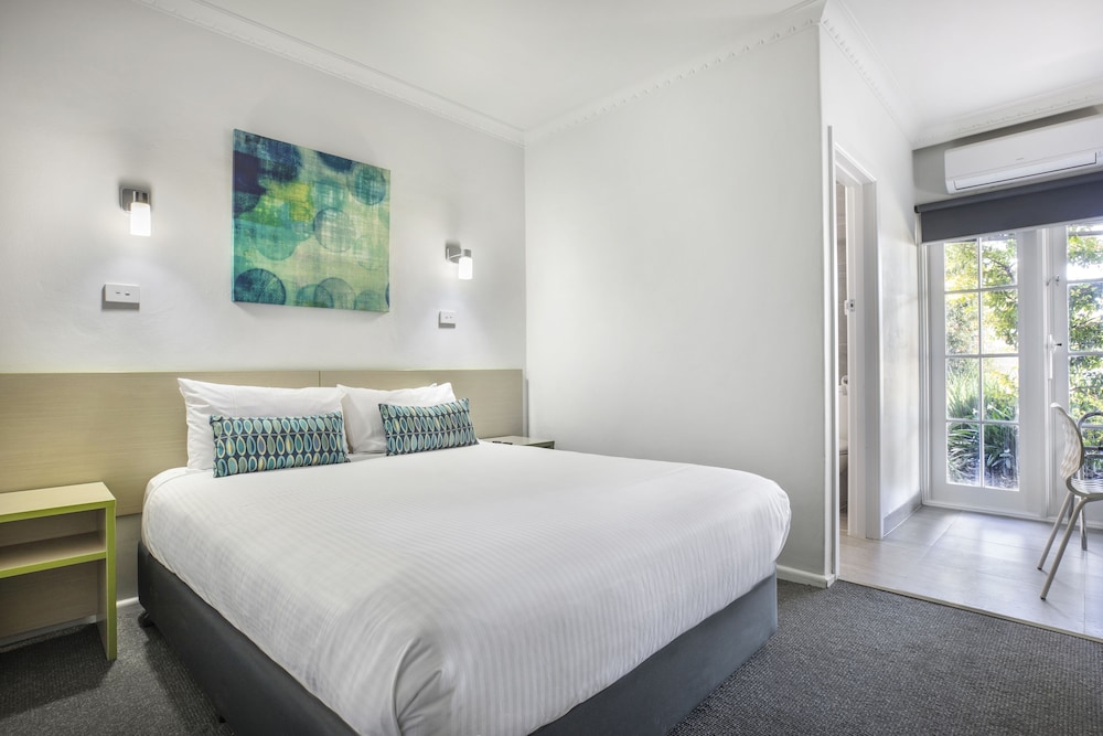 STUDIO, QUEEN BED