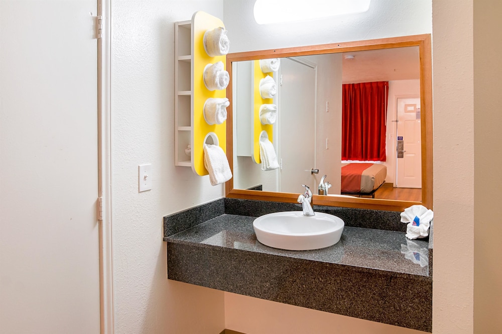 Motel6 Grand Prairie, TX - Near Six Flags Drive 41/44