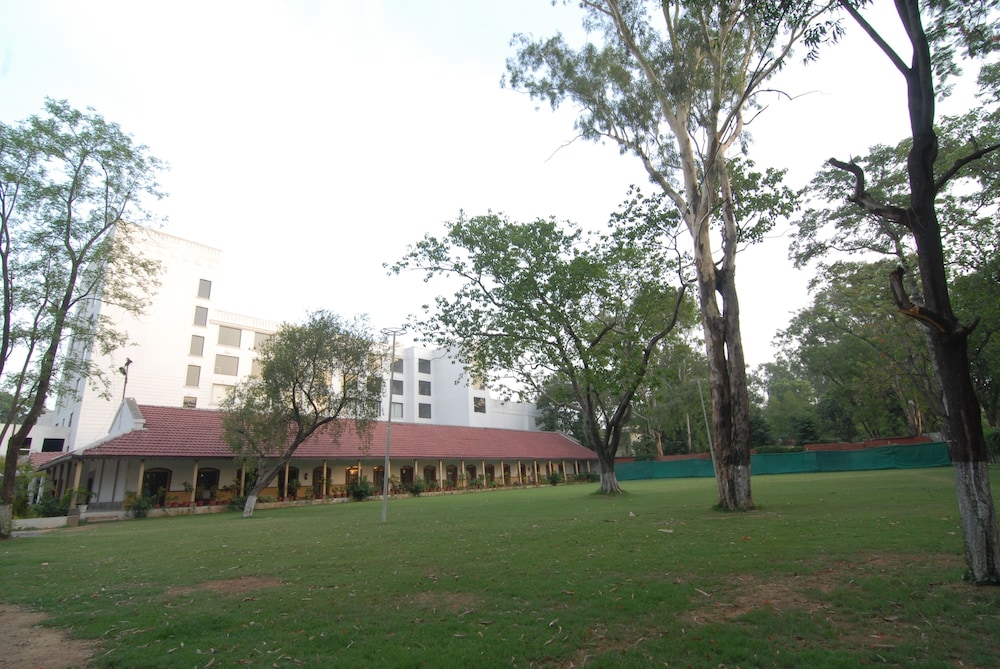 Chanakya Bnr Hotel 25/27
