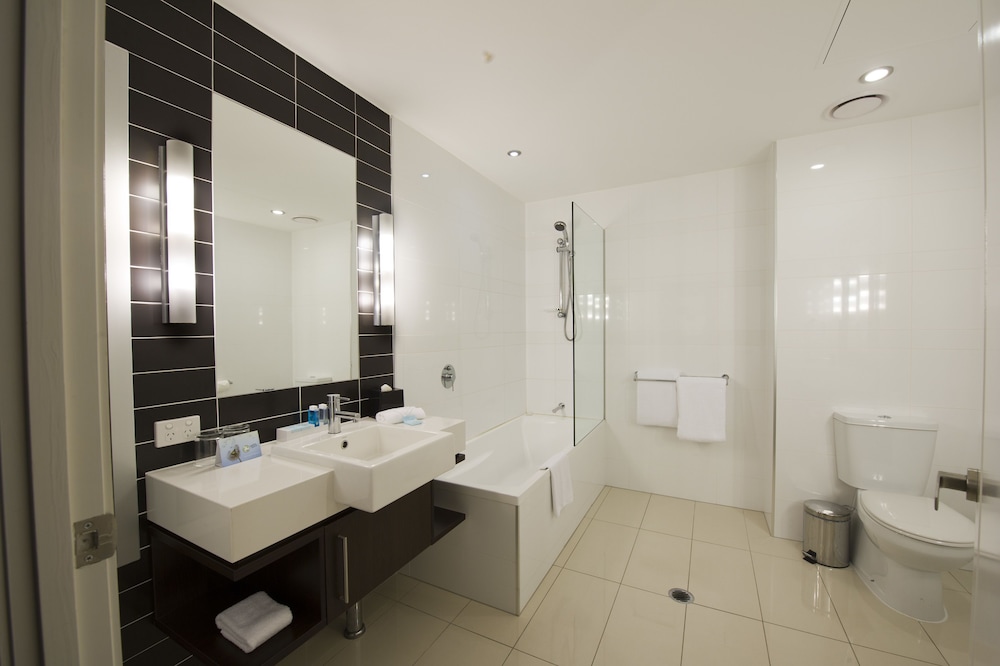 NOVOTEL BRISBANE AIRPORT 48/50