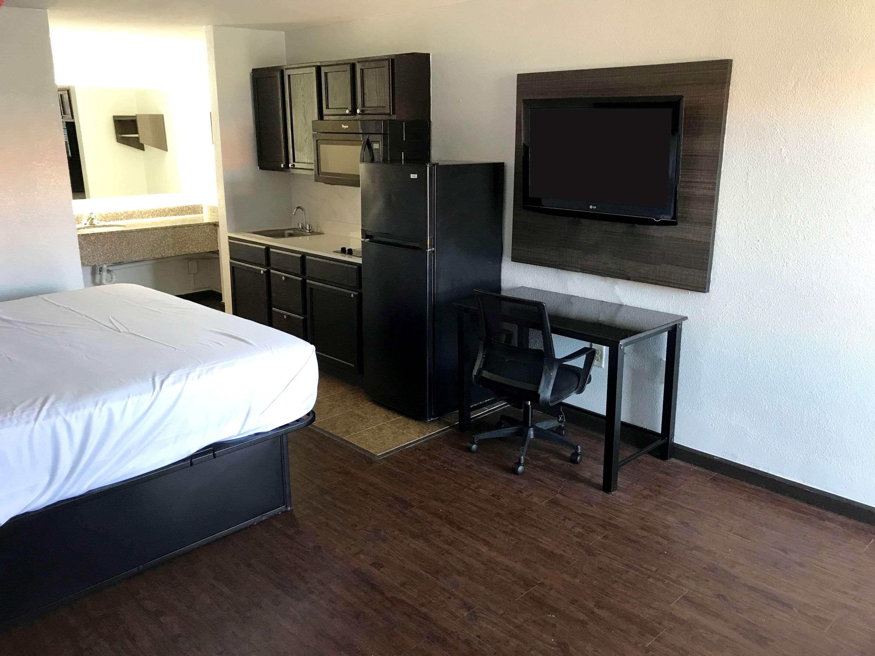 EFFICIENCY, KING BED