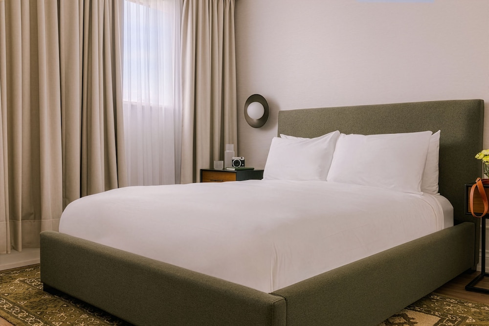 SUPERIOR, SUITE, QUEEN BED, SOFA