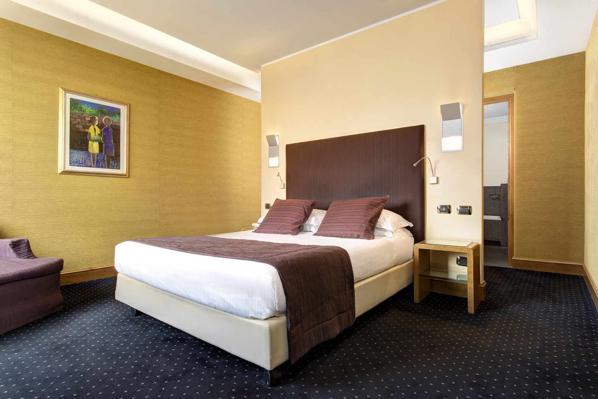 DELUXE, KING BED