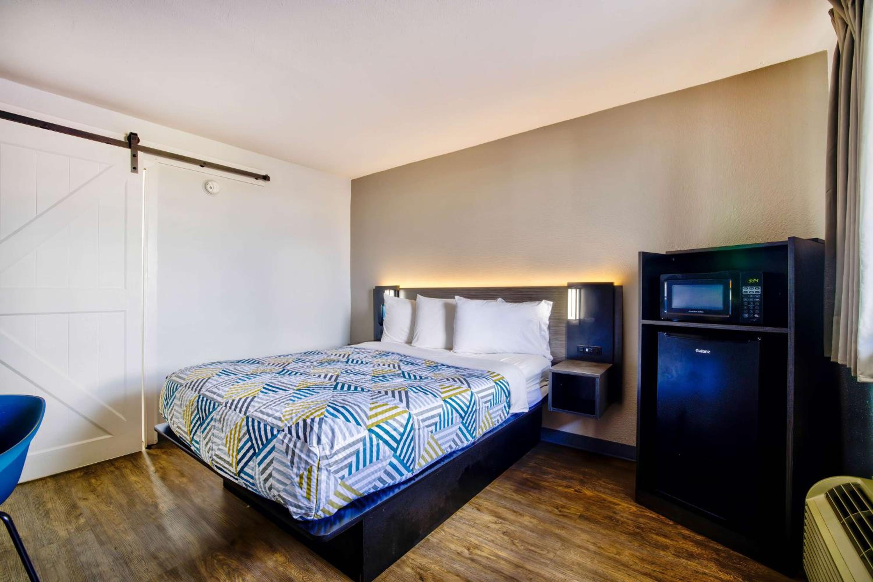 1 Queen Bed - ADA/RI Shower/Non-Smoking