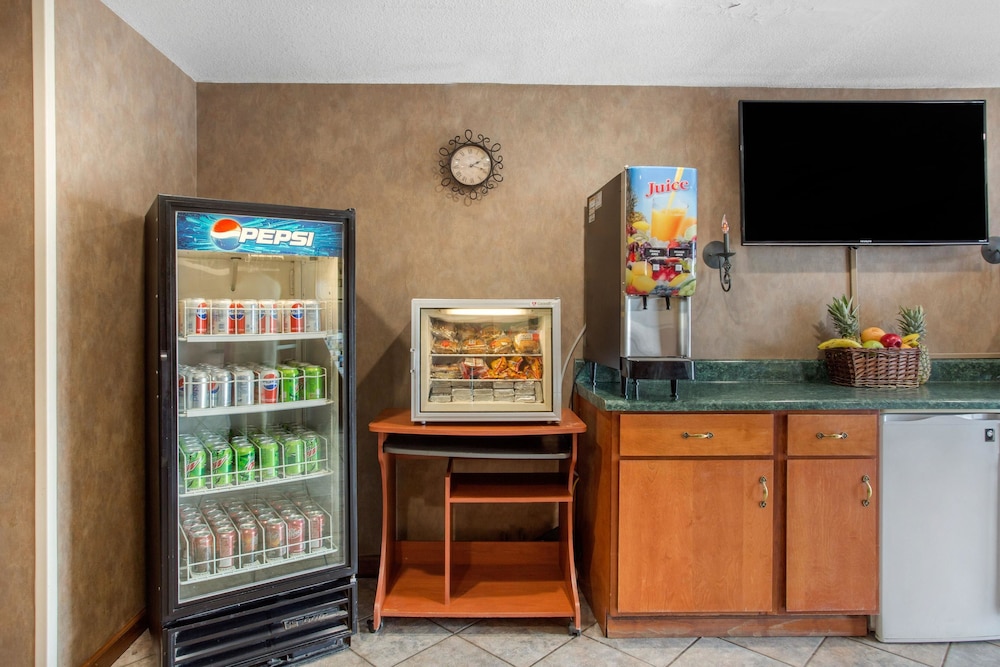 Rodeway Inn & Suites Near Outlet Mall - Asheville 28/30