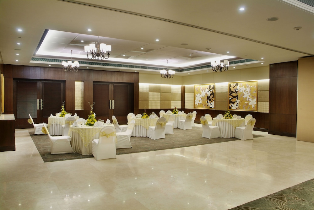 Goldfinch Hotel Delhi NCR 10/63