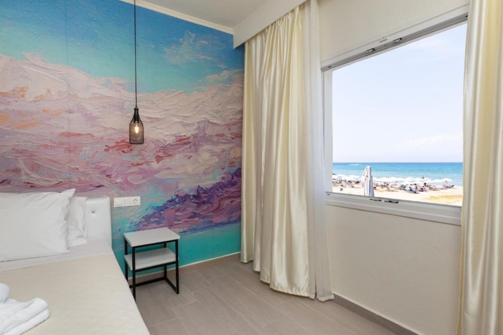 Aqua Luxury Suites 76/76