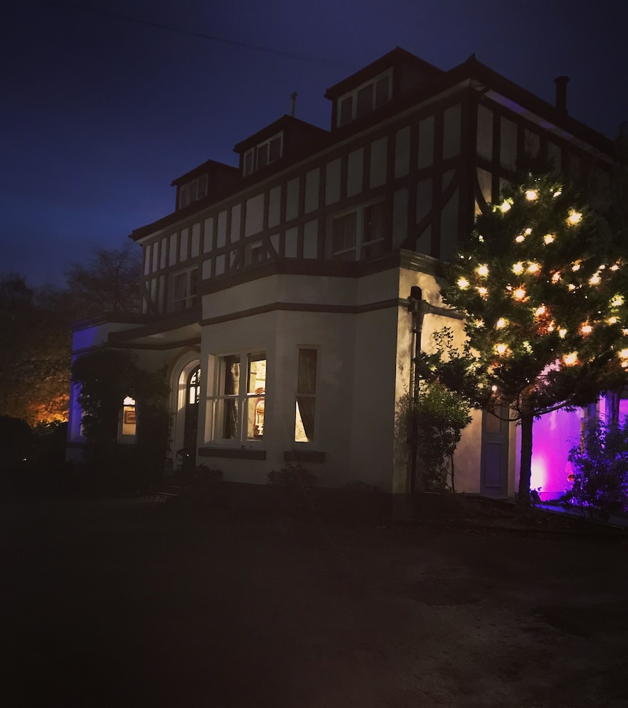 Brook Hall Hotel 4/66