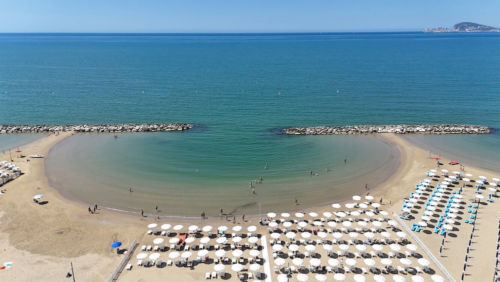 Bajamar Beach Hotel 40/49