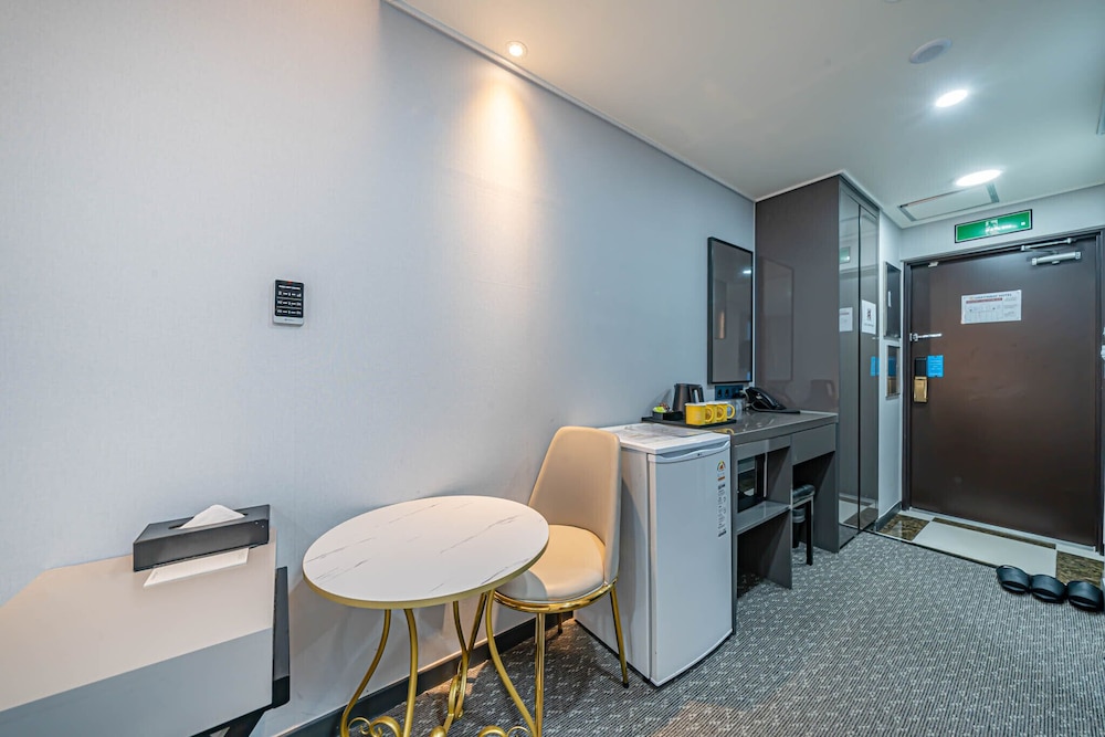 Griffin Bay Hotel 32/50