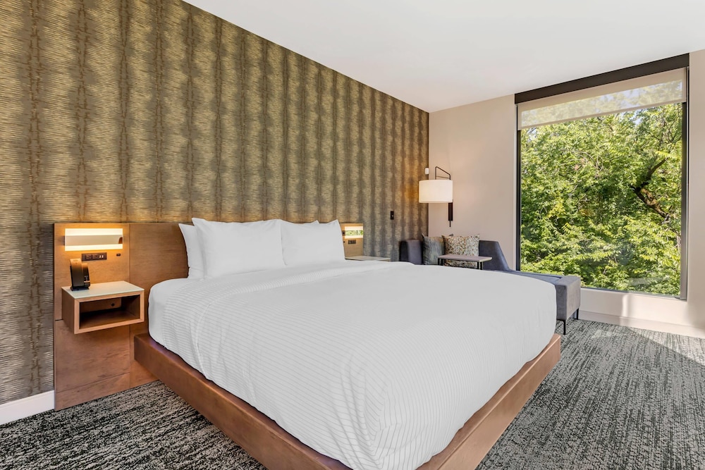 Standard, King Bed, Corner