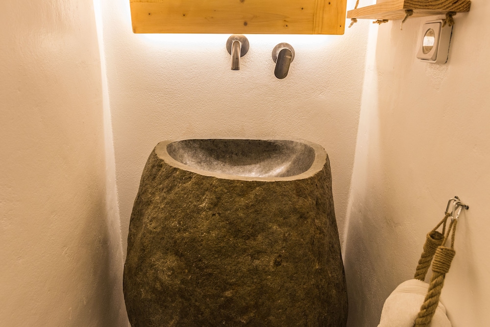 SALT SUITES & EXECUTIVE ROOMS 37/56