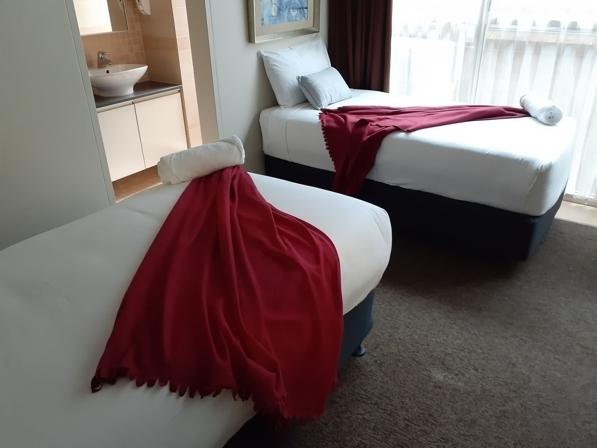 ROOM, TWIN BEDS